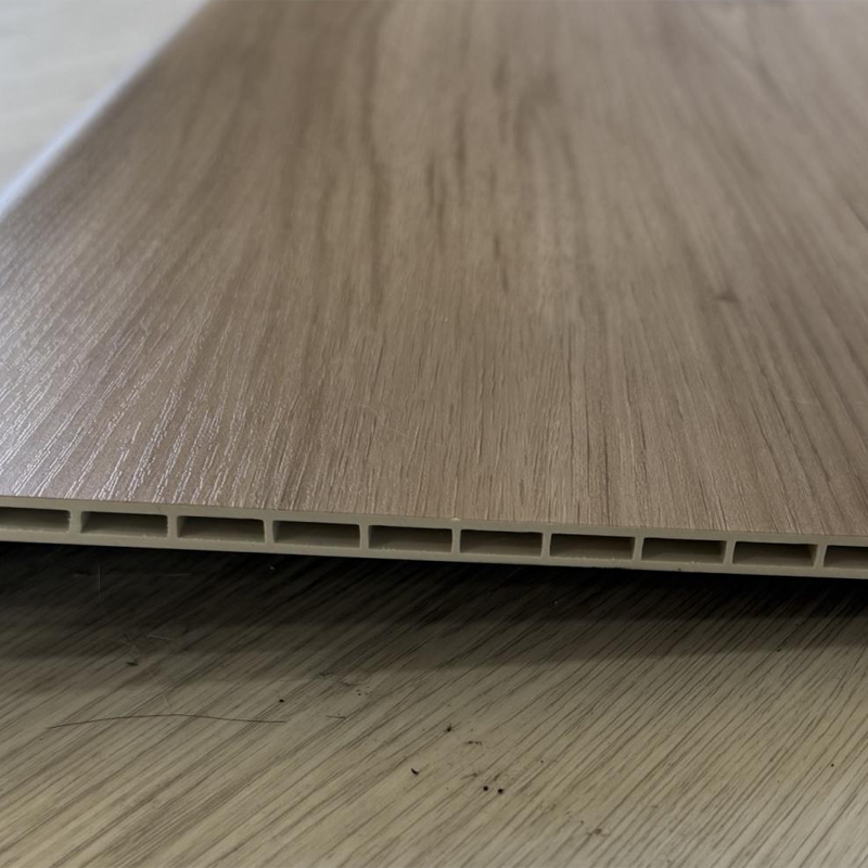 Vanntett SPC-innpakningstrapp med integrert bullnose Vanntett SPC-innpakningstrapp med integrert bullnose